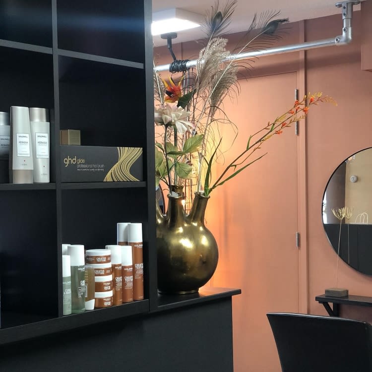 binnen kijken bij Kapsalon Magnifique in Valte